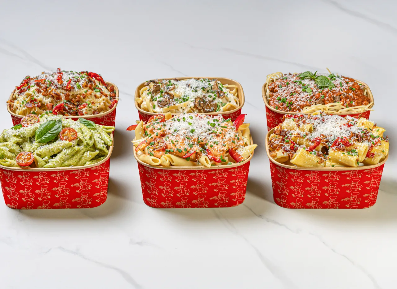 Six plateaux de pâtes Le Pastaman en deux rangées sur le marbre, vus de face.